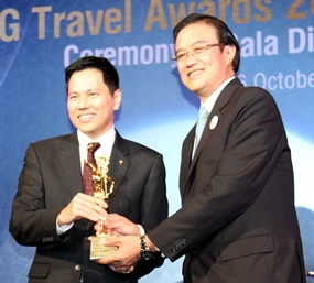 Jason Peck (Chief Executive Officer, FHI) receives the award at a Gala Dinner held at Centara Grand, Central World Bangkok on October 6, 2011. 