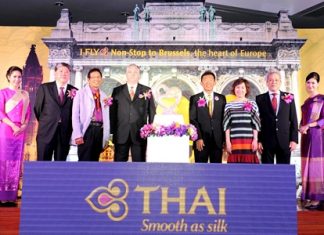 (L-R) Mr. Pradit Sintavanarong, Director of THAI’s Board, Mr. Apiporn Pasawat, Director of THAI’s Board, Mr. Rudi Veestraeten, Ambassador of Belgium to Thailand, Mr. Pandit Chanapai, THAI Executive Vice President of Commercial Department, Mrs. Juthaporn Rerngronasa, TAT Deputy Governor for International Marketing (Europe, Africa, Middle East and Americas) and Mr. Ruangyos Pamon-Montri, THAI Vice President of Sale & Distribution Department.