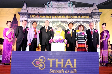 (L-R) Mr. Pradit Sintavanarong, Director of THAI’s Board, Mr. Apiporn  Pasawat, Director of THAI’s Board, Mr. Rudi Veestraeten, Ambassador of Belgium to Thailand, Mr. Pandit Chanapai, THAI Executive Vice President of Commercial Department, Mrs. Juthaporn Rerngronasa, TAT Deputy Governor for International Marketing (Europe, Africa, Middle East and Americas) and Mr. Ruangyos Pamon-Montri, THAI Vice President of Sale & Distribution Department. 