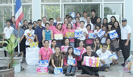 In the wake of the current flooding in the central plains of Thailand and in Bangkok, hundreds of thousands of people have had to seek refuge far away from their homes. One of the centres is located at Wat Yansangwararam organized by the Chai Pattana and Kasikorn Foundations. To offer some assistance to the unfortunate victims, Daranat Nuchaikaew, Director of human resources of the Centara Grand Mirage Beach Resort Pattaya together with hotel staff visited the refugee centre to donate necessary amenities to the displaced people.