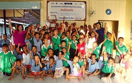 The Beveridge Family from the UK, together with management of the Dusit Thani Pattaya, made a pre-Christmas visit to the Banglamung Home for Boys, bringing with them pre-festive season cheer of food, sports equipment, books and other school supplies for the abandoned and orphaned children.