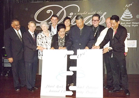 General Kanit Permsub (4th left) together with Khunying Busyarat (5th left) and Jorge Carlos Smith (3rd left) GM Hard Rock Hotel and other VIP guests complete the jigsaw to officially open the evening’s entertainment.