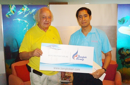 Songkrot Palakawong Na Ayuthaya, Deputy Director of Bangkok Airways (right) donates 2 round trip airline tickets from Pattaya to Phuket to go in the tombola.