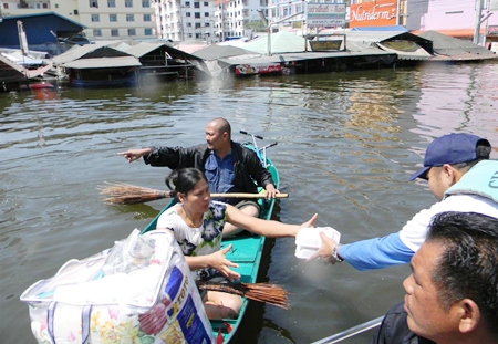 Small markets in Nava Nakorn are completely submerged, too.  These two vendors are extremely happy to receive a meal from Pattaya’s Sawang Boriboon Foundation.