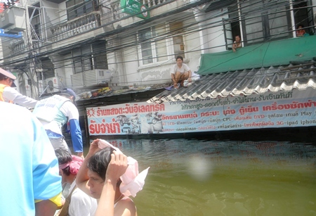 Sawang Boriboon Foundation volunteers evacuate people from rooftops in Nava Nakorn.