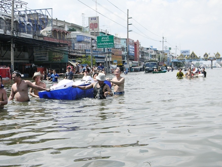 People evacuate their homes and businesses in Saraburi, under the u-turn bridge.