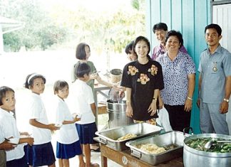 Picture shows Achana Snitwongse, Financial Director of Montien Pattaya (front,left), Head Master Manoonn Kaewrung (extreme right), and staff from Montien Pattaya serving lunch and ice-cream to students of Ban Huay-kai-nao School.