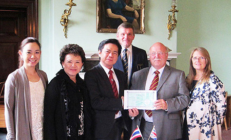 (L to R) Kwanshanok Techavijit, executive director of the Regent’s School Thailand; Thiphavan Techavijit, vice chairman of the Regent’s School Thailand; Dr. Virachai Techavijit, chairman of the Regent’s School Thailand; Paul Cochrane, principal of the Regent’s UK; Keith Bolter, chairman of Riddlesworth Hall Preparatory School; and Angela Gregory, administration manager, Regent’s UK. 