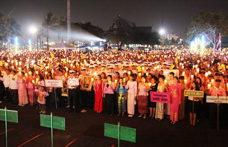 His Majesty the King’s loyal subjects in Pattaya hold a candlelight ceremony at last year’s grand royal birthday celebration held at Bali Hai Pier. 