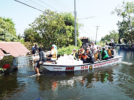 The Pattaya group distributes relief packages to households in the Klongjit community.