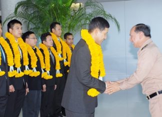 Vice Adm. Pojna Phuakpong greets Rear Adm. Tanin Likitwong at Suvarnabhumi International Airport.