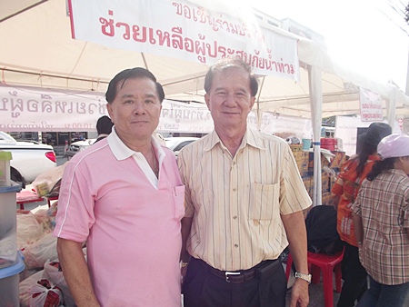 Lions Club of Pattaya President Somchai Chancharoen (right) and Namchaichana Deeve (left), an associate judge at the Central Labor Court in Bangkok, joined together to donate more than 1,000 bags of relief supplies for flood victims in Singburi, where the Bangsomsri Dam burst.