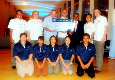 Hilton Pattaya General Manager Harald Feurstein (4th left), flanked by Robert Denzel, Assistant Governor of Rotary District 3340 and Past District Governor Pratheep S. Malhotra, with hotel management and the Blue Energy Committee members, donates 100,000 baht to the Rotary Club of Taksin Pattaya for their flood-relief efforts. 