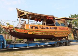 The Pattaya Floating Market has donated their Chinese junk cum amphibious vehicle to rescue workers dealing with flooding in Bangkok.
