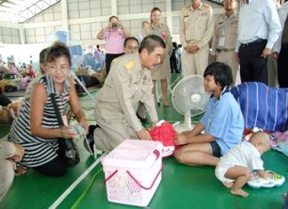 Royal Secretary Theerachai Wutham pays a visit to Chonburi’s temporary relief center for Bangkok flood victims.