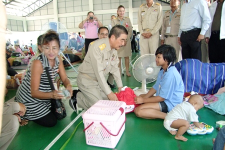 Royal Secretary Theerachai Wutham pays a visit to Chonburi’s temporary relief center for Bangkok flood victims.