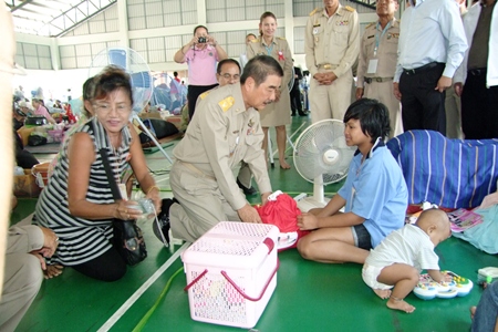 Royal Secretary Theerachai Wutham pays a visit to Chonburi’s temporary relief center for Bangkok flood victims. 