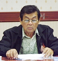 Mongkol Sawaenghasap, president of the Chonburi PAO, announces some of the services being offered Dec. 16. 