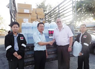 Securitas country manager, Steve Graham (2nd right) presents water and supplies to Sawang Boriboon Vice President Sinchai Wattanasartsathorn (2nd left).