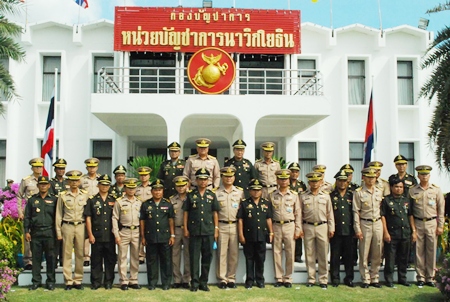 High ranking entourages from both the Thai and Cambodian armed forces pose for a friendly group photo. 