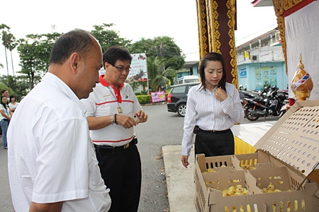 Sattahip officials donate 500 ducklings to Plutaluang farmers.