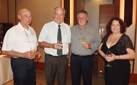 Dr. Iain Corness (2nd left) entertains his long time friends from Oz, Ian Munro, John English and Rainey Cherry.