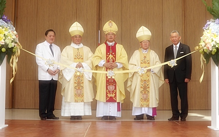 Bishop Silvio Siripong Charatsri, Archbishop Francis Xavier Kriengsak Kovitvanit and Bishop Emeritus Lawrence Thienchai Samanjit cut the ribbon to open the new church.