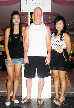 Marty Rock (center) after scoring 44 points poses with Ket and Popeye at Siam Cats. 