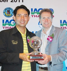 Pattaya City Mayor Itthiphol Kunplome (left) accepts the award from Peter Walton, CEO of the International Association of Golf Tour Operators.