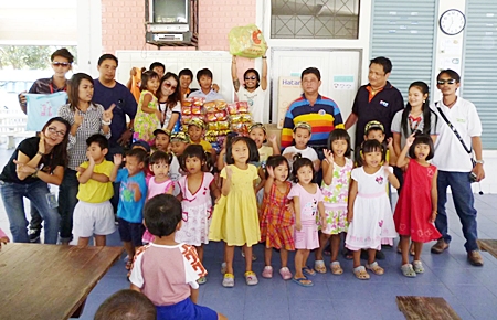 Amporn Saengkaew, president of the Pattaya Press Club along with members of the Pattaya press visited the children of the Rangsit Babies Home who are housed at the Her Royal Highness Princess Maha Chakri Sirindhorn Vocational School due to flooding in their home. The kids were treated to a tasty lunch whilst the adults donated a washing machine and other necessary items for their use to their caretaker Phinya Jumroonsan.