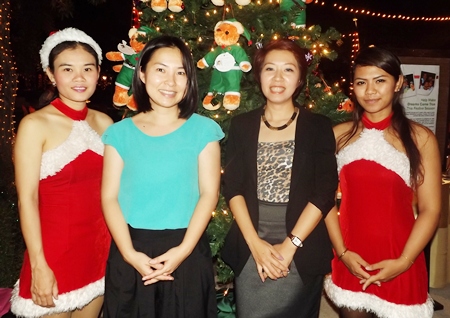Santa’s helpers Pattaya Khotprom (left) and Jittima Jittamak (right) are happy to help BCCT Events Manager Rungijit Jarernponganarn (2nd left) and Amari Director of Sales Porntip Pibarnwong (2nd right). 