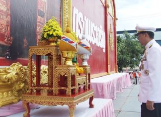 Chaowalit Saeng-Uthai, Banglamung district chief, presides over the offering of symbolic gifts in Banglamung to His Majesty the King.