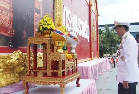 Chaowalit Saeng-Uthai, Banglamung district chief, presides over the offering of symbolic gifts in Banglamung to His Majesty the King.