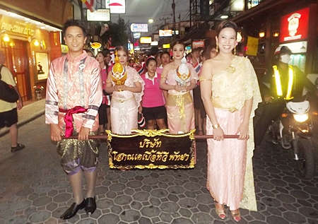 Dressed in traditional Thai outfits, these 4 from Sophon Cable TV lead their pink clad friends in the Pattaya Beach Road parade.