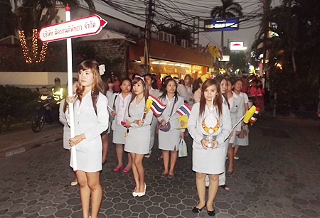 Smartly dressed women from Mitryont Pattaya march proudly in the Pattaya Beach Road parade.