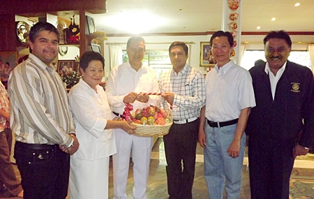 General Kanit and Khunying Permsub receive a basket of fruits from the Malhotras, Tony (left), Prince (3rd right) and Peter (right). They were joined by Paisan Bundityanon (2nd right), MD of Rabbit Resort.