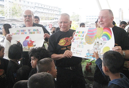 (L to R) Wayne Ogonoski, Bill Freeman and Erle Kershaw from the Jackalope Open and Jesters Care for Kids.