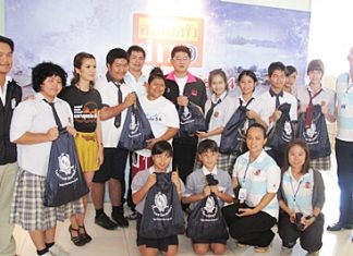 Satit students and staff present the donations to Sorrayut Sutatsanajinda, Pitohayatan Janput (Nong Bright) and comedian Jaraenpon Onlamai (Gho-tee).