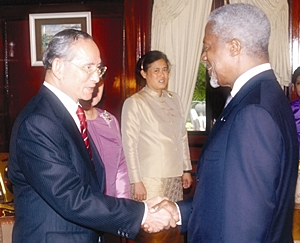 HM King Bhumibol Adulyadej shakes hands with the United Nations Secretary General Kofi Annan at Klai Kangwol Palace in Prachuab Khiri Khan province, May 26, 2006. Annan presented a human development lifetime achievement award to His Majesty as the country celebrated the 60th anniversary of His accession to the throne. Looking on is HRH Princess Maha Chakri Sirindhorn.