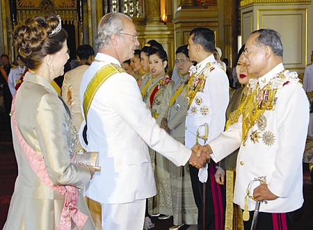 His Majesty the King is congratulated by Sweden’s King Carl XVI Gustaf, and Queen Silvia as HM Queen Sirikit looks on at the Ananda Samakhom Throne Hall in Bangkok Monday, June 12, 2006.
