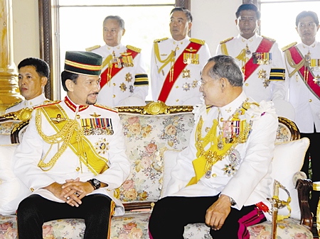 His Majesty the King speaks with Brunei Sultan Hassanal Bolkiah at the Ananda Samakhom Throne Hall in Bangkok Monday, June 12, 2006.