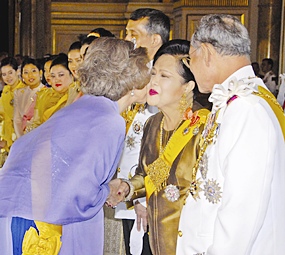 His Majesty the King looks on as Spanish Queen Sofia  kisses the cheek of HM Queen Sirikit at the Ananda Samakhom Throne Hall in Bangkok Monday, June 12, 2006.
