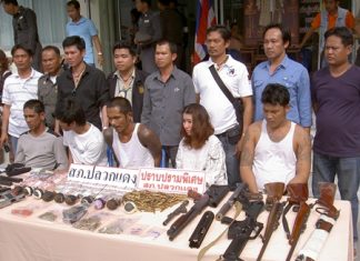 Police bring out for the media a gang suspected of dealing drugs and death at Rayong Prison.