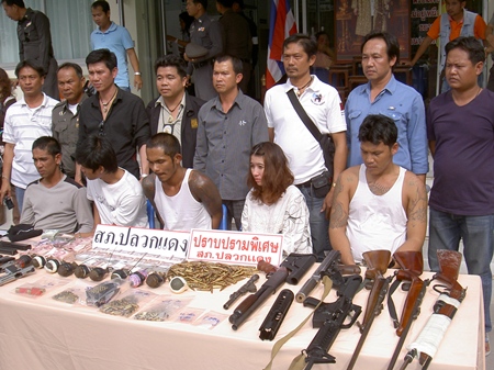 Police bring out for the media a gang suspected of dealing drugs and death at Rayong Prison.