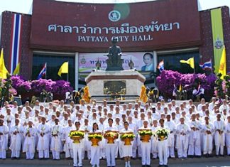 Mayor Itthiphol Kunplome and friends gather over 100 novice monks in front of City Hall in honor of HM the King’s birthday.