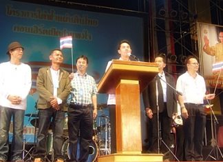 Mayor Itthiphol Kunplome, Chalerm Petthong, and Long Longlai preside over the opening of the concert.