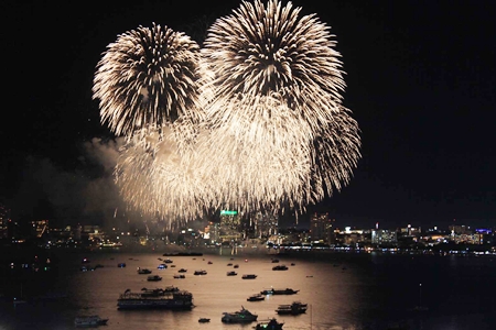 Fireworks light up Pattaya Bay during last year’s event. 