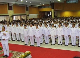 Chonburi Gov. Khomsan Ekachai leads bureaucrats in taking a pledge of honesty.
