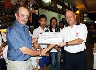 Alec Hoare (right) presents a cheque for 500,000 baht on behalf of the family of the late Benny O’Connor to Stephen Beard (left), to be donated to the Baan Jing Jai children’s home.