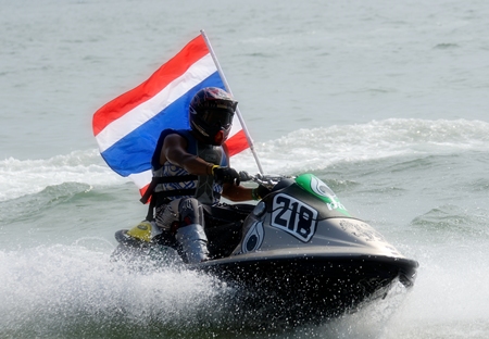 Theerapong Khungieng raises the Thai flag after winning the Pro Runabout 800 OPEN event.